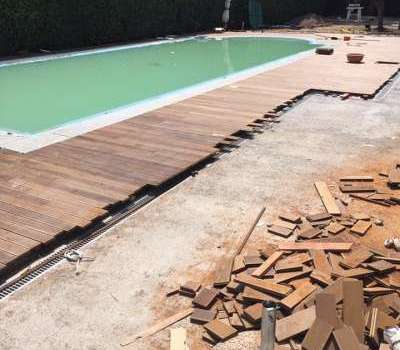 Posa esterna di decking in legno di essenza esotica